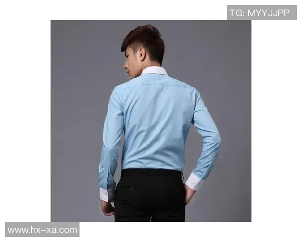 足球明星优雅正装照展现魅力风采与时尚品味的完美结合